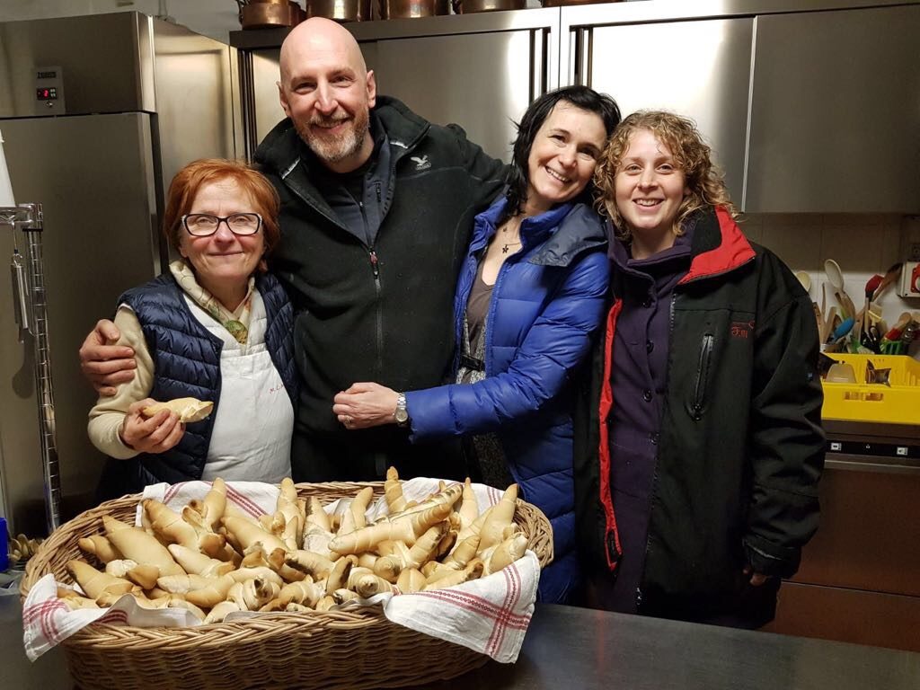 cuocere il pane nel forno a legna