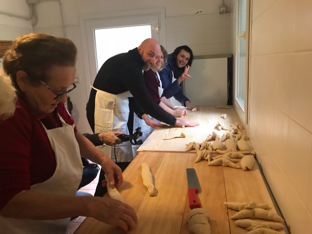 cuocere il pane nel forno a legna